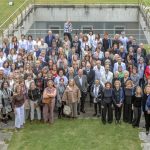Foto de familia de las autoridades, familiares y compañeros de los 135 profesionales de Valdecilla jubilados en 2025