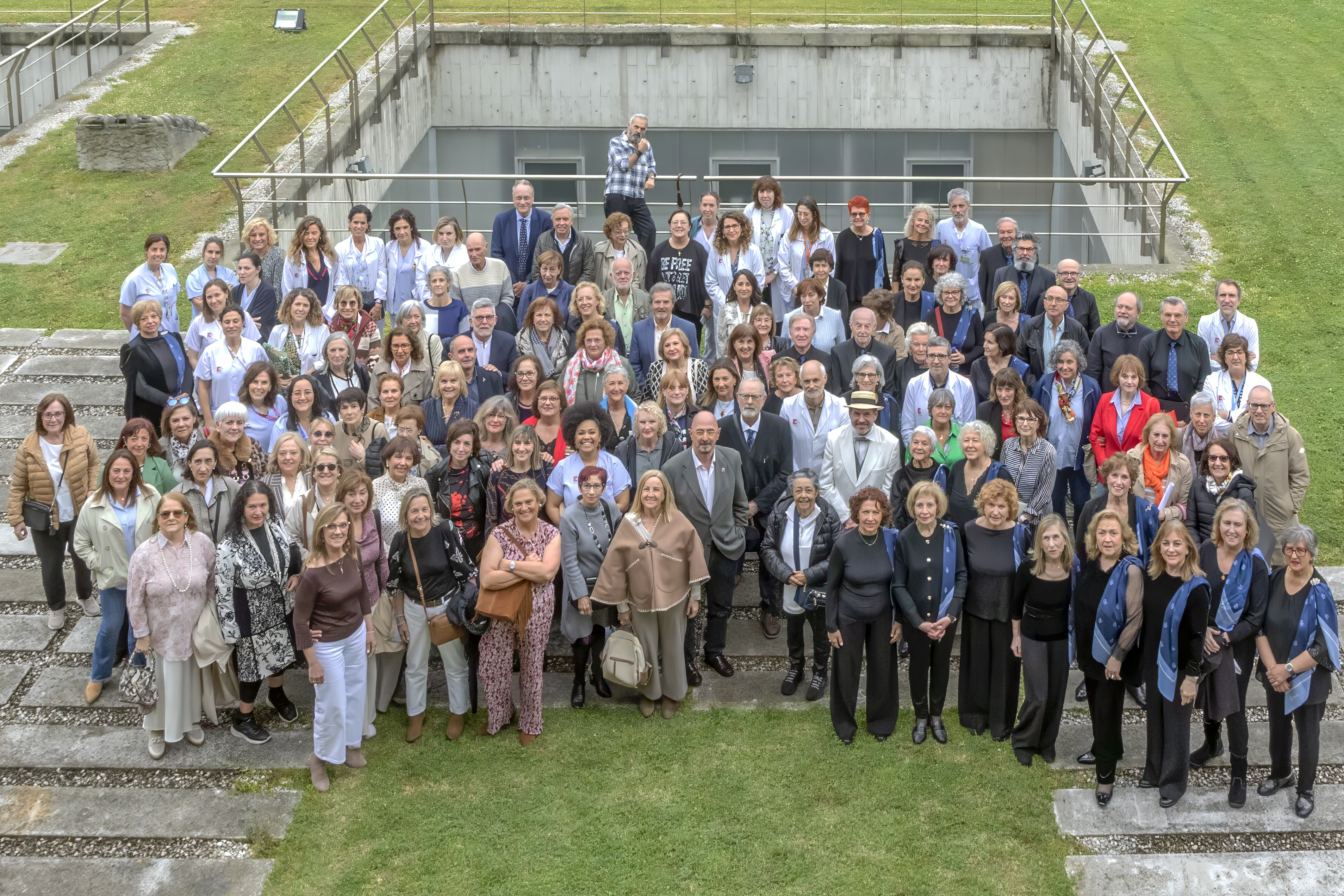 Foto de familia de las autoridades, familiares y compañeros de los 135 profesionales de Valdecilla jubilados en 2025