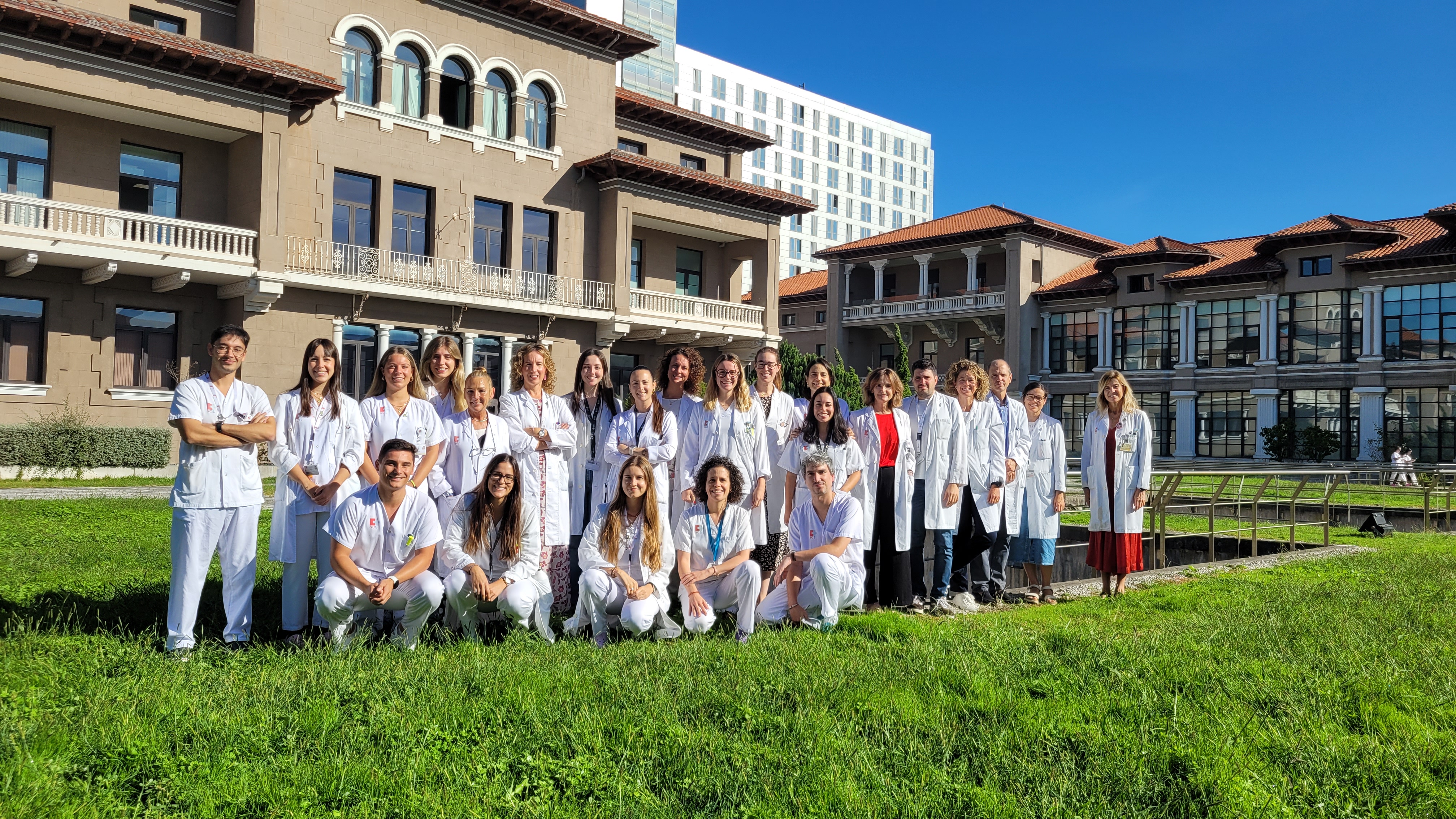 32 farmacéuticos trabajan en Valdecilla para garantizar la seguridad del medicamento a lo largo del proceso asistencial