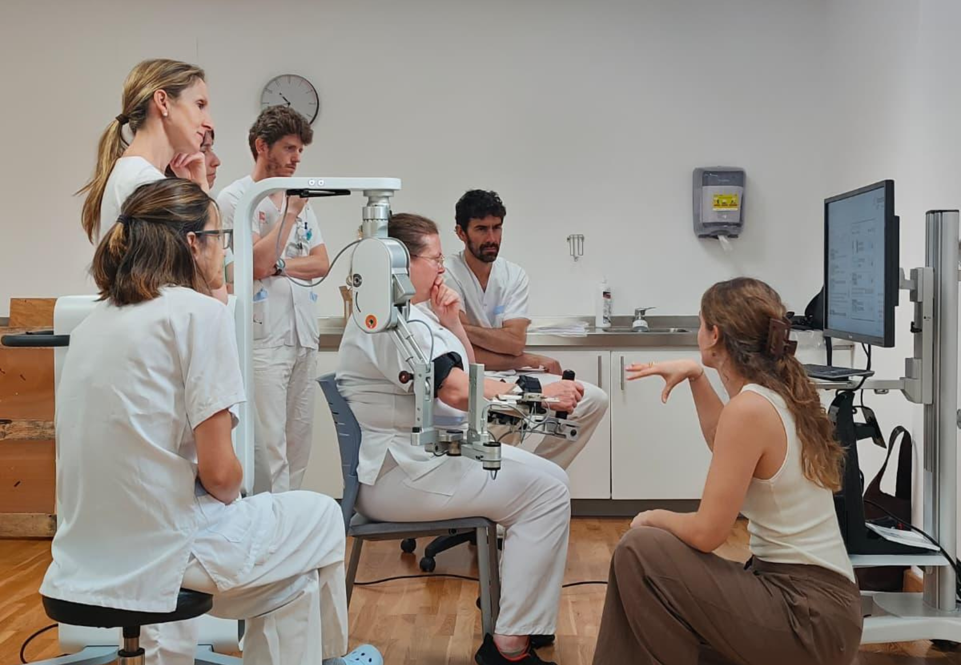 El Servicio de Rehabilitación de Valdecilla incorpora dos nuevos exoesqueletos para pacientes con lesiones neurológicas